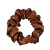 ONLYGHD MAŁA SATYNOWA SCRUNCHIE – gumka do włosów w kolorze czekoladowym