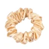 ONLYGHD MAŁA SATYNOWA SCRUNCHIE – gumka do włosów w kolorze szampańskim