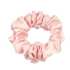 ONLYGHD MAŁA SATYNOWA SCRUNCHIE – gumka do włosów jasny róż