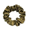 ONLYGHD MAŁA SATYNOWA SCRUNCHIE – gumka do włosów w kolorze khaki