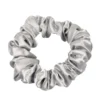 ONLYGHD MAŁA SATYNOWA SCRUNCHIE – gumka do włosów w kolorze srebrnym