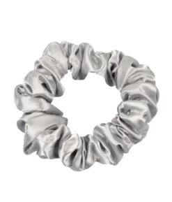ONLYGHD MAŁA SATYNOWA SCRUNCHIE – gumka do włosów w kolorze srebrnym